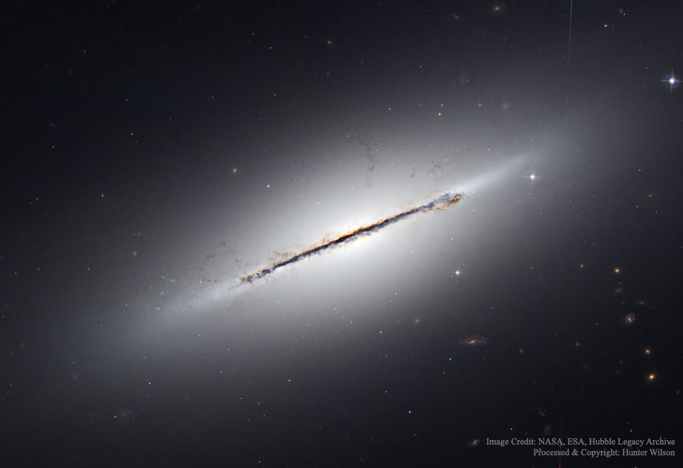 La galaxia NGC 5866 de canto