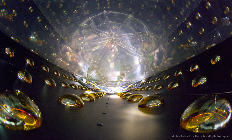 Dentro del detector de antineutrinos de Daya Bay