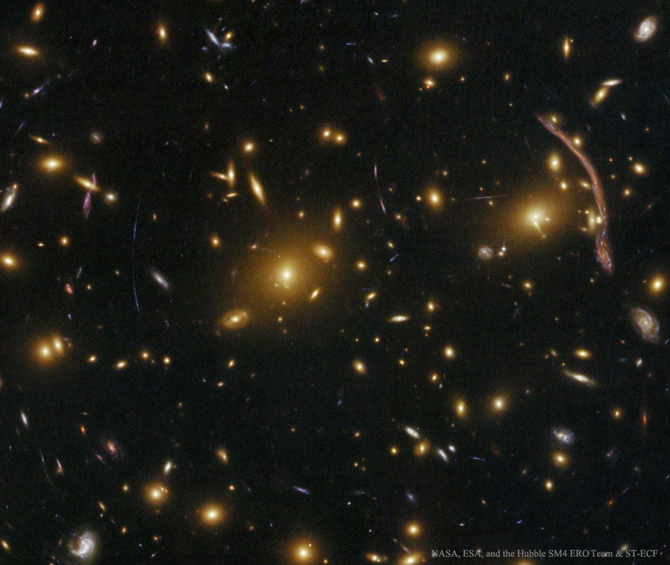 Abell 370: lente gravitatoria de un cúmulo galáctico