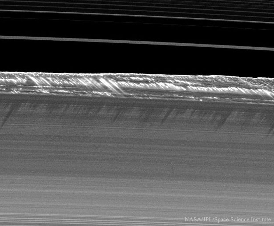 Sombras de hélice en los anillos de Saturno