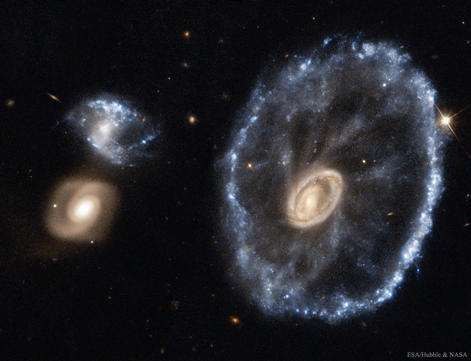 哈勃望远镜拍摄的侧手翻星系