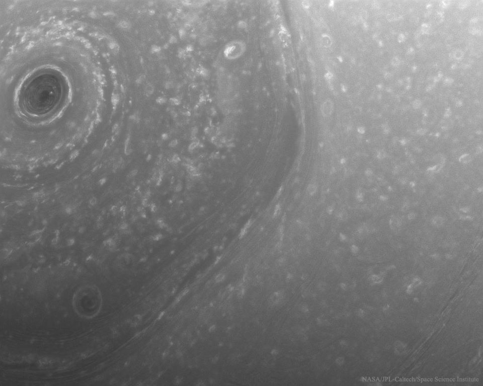 Por encima del turbulento Polo Norte de Saturno