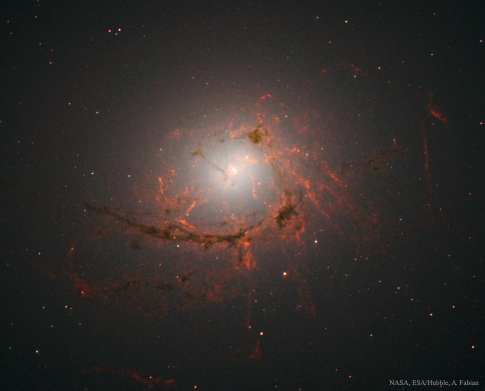 NGC 4696: Los filamentos alrededor de un Agujero Negro