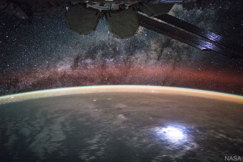 Una vista desde la Estación Espacial: Planeta y Galaxia