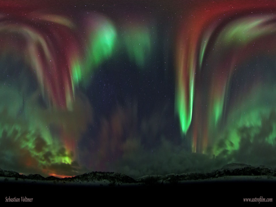 Una aurora a cielo completo sobre Noruega