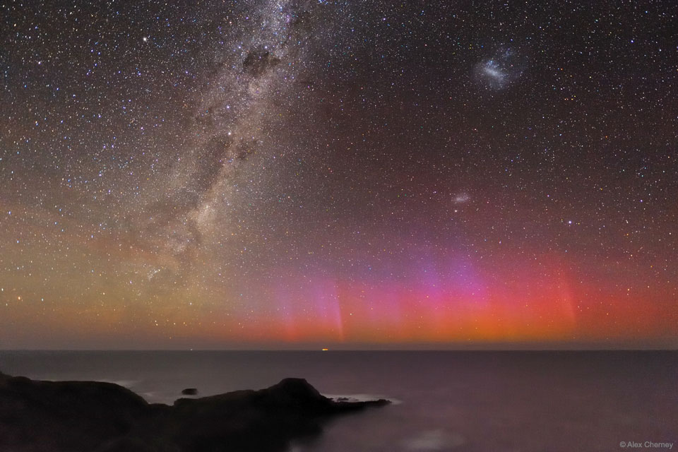 Aurora roja sobre Australia