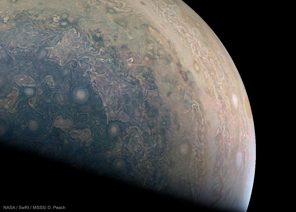 Nubes arremolinadas alrededor del sur de Júpiter desde la Juno