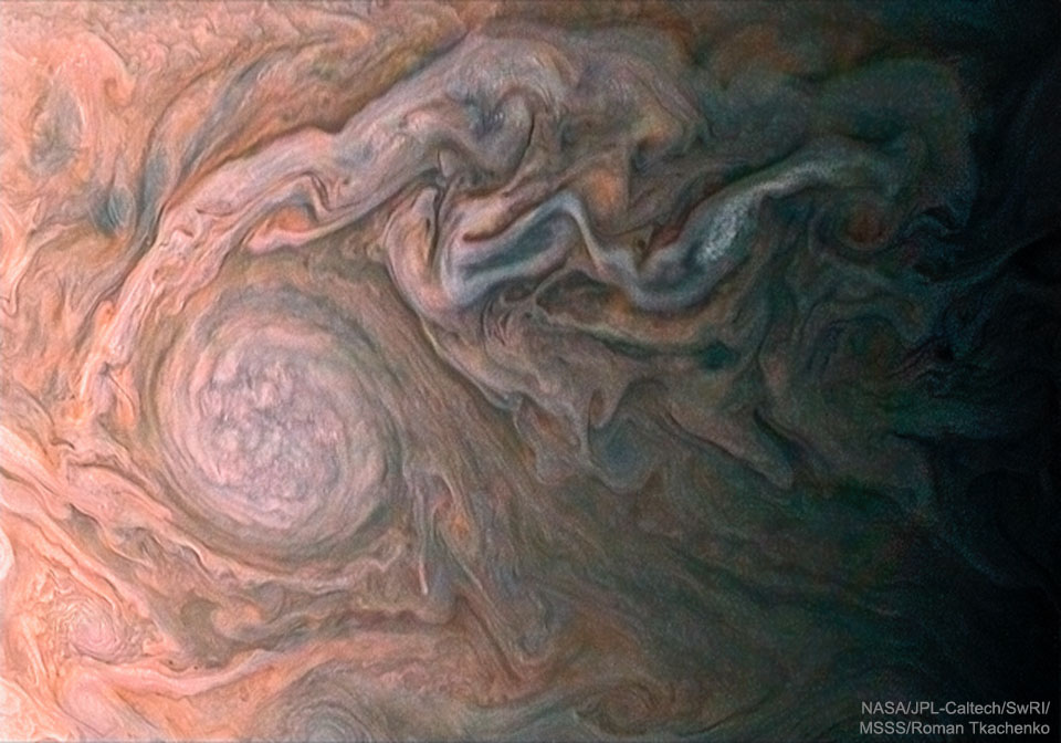 Una nube oval blanca en Júpiter desde Juno