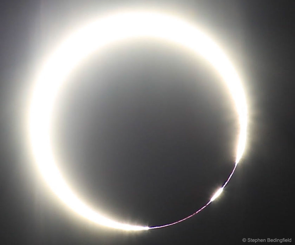 Un eclipse solar con un anillo de fuego