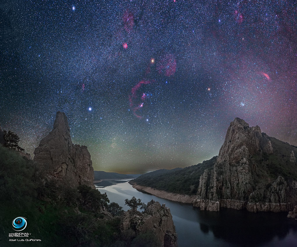 Un oscuro cielo de invierno sobre el Parque Nacional Monfragüe en España