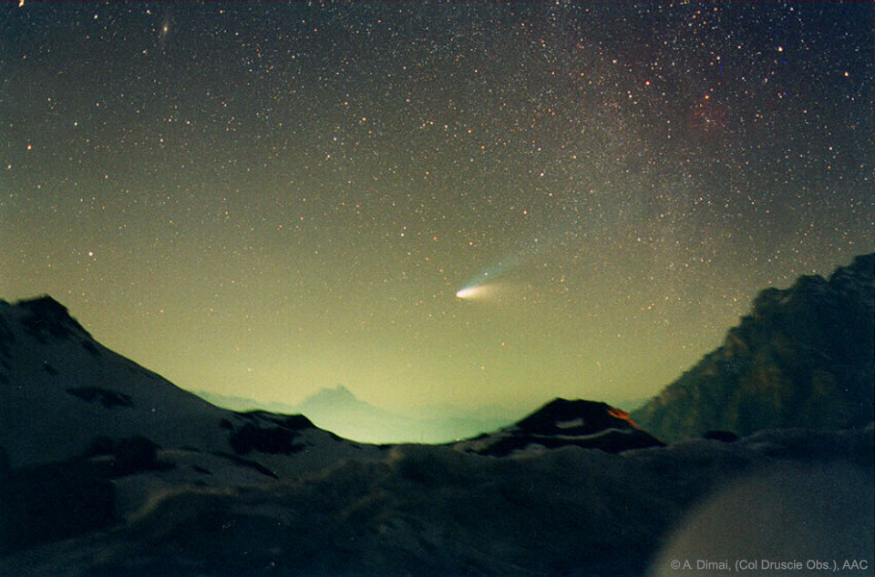 Cometa Hale Bopp sobre el paso de Val Parola