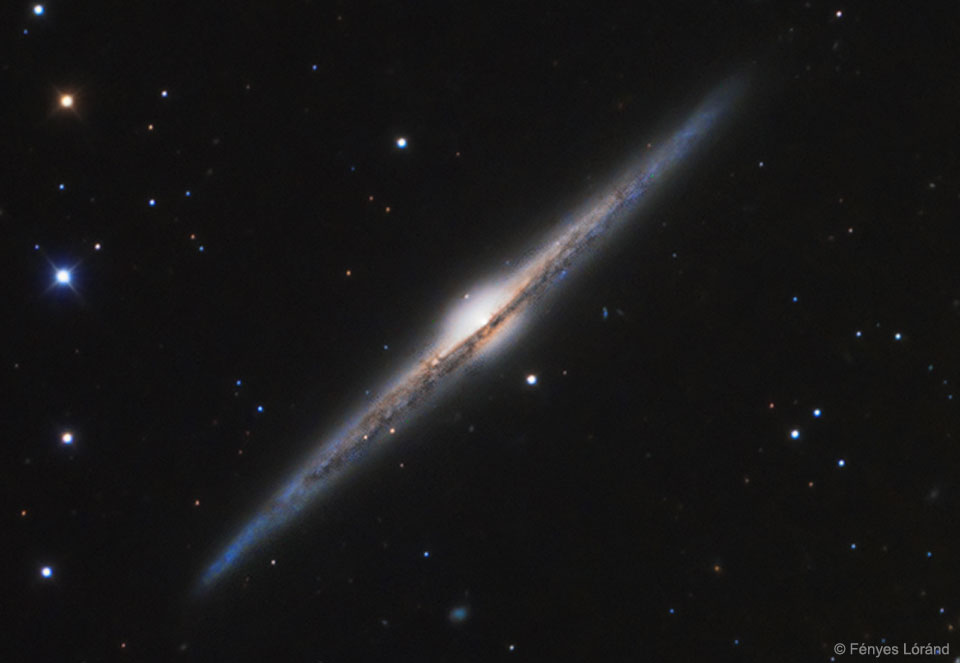 ngc4565:边缘的星系
