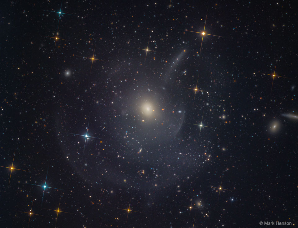 M89: Galaxia elíptica con conchas exteriores y plumas