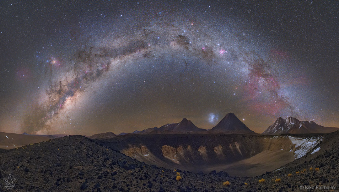 Vía láctea sobre los volcanes chilenos