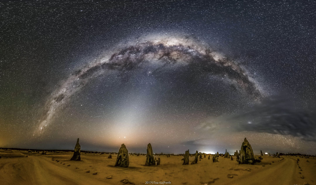 银河和黄道光在澳大利亚的尖塔上