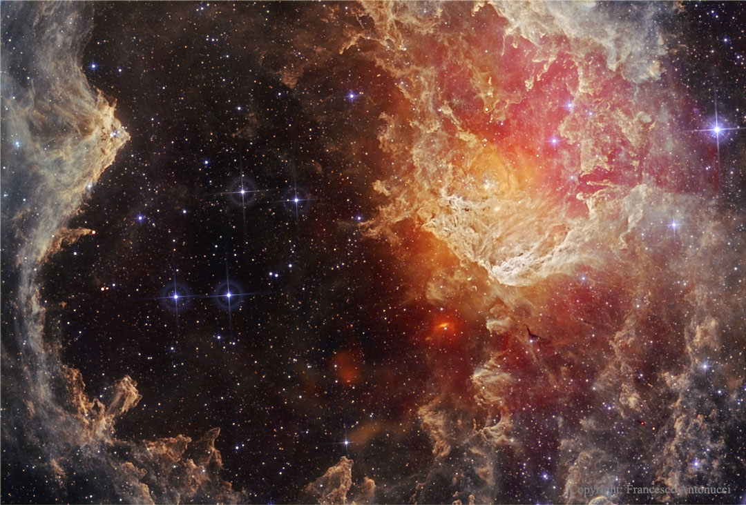 NGC 7822: estrellas y pilares de polvo en infrarrojo