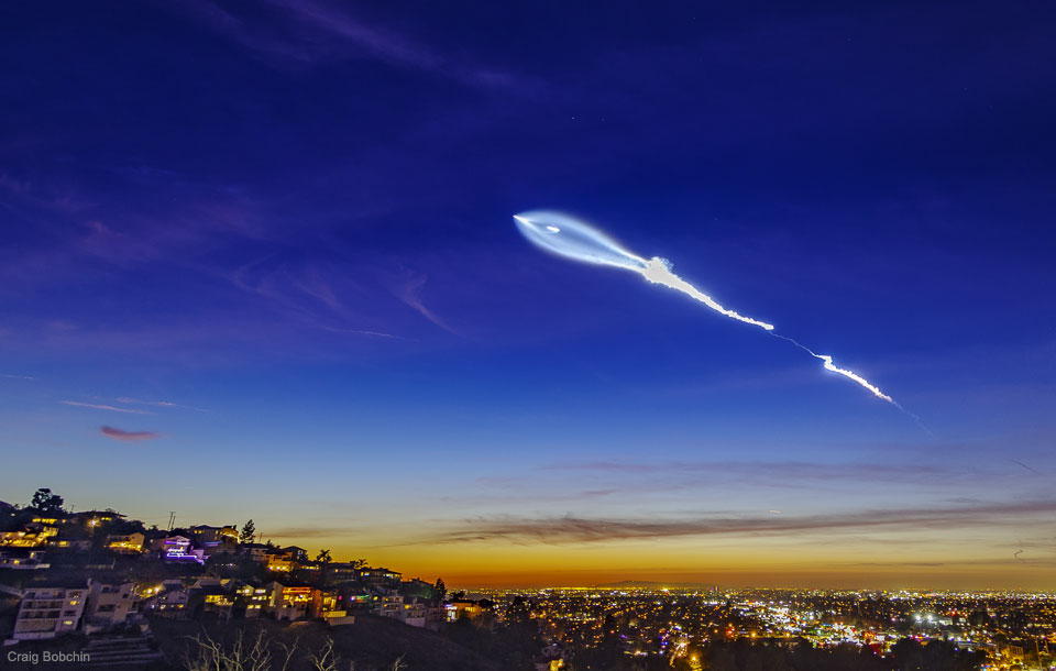 Penacho del cohete en lanzamiento de SpaceX sobre California
