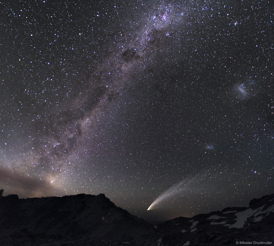 Tres galaxias y un cometa