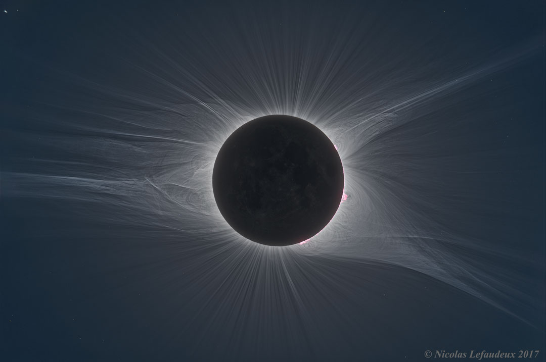 Corona de eclipse solar total en HDR