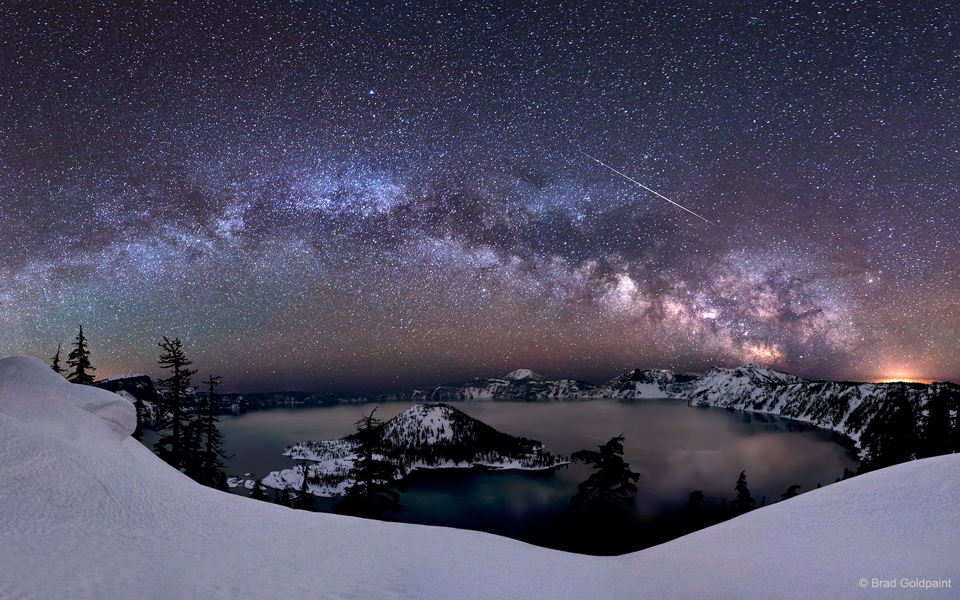 流星划过火山口湖