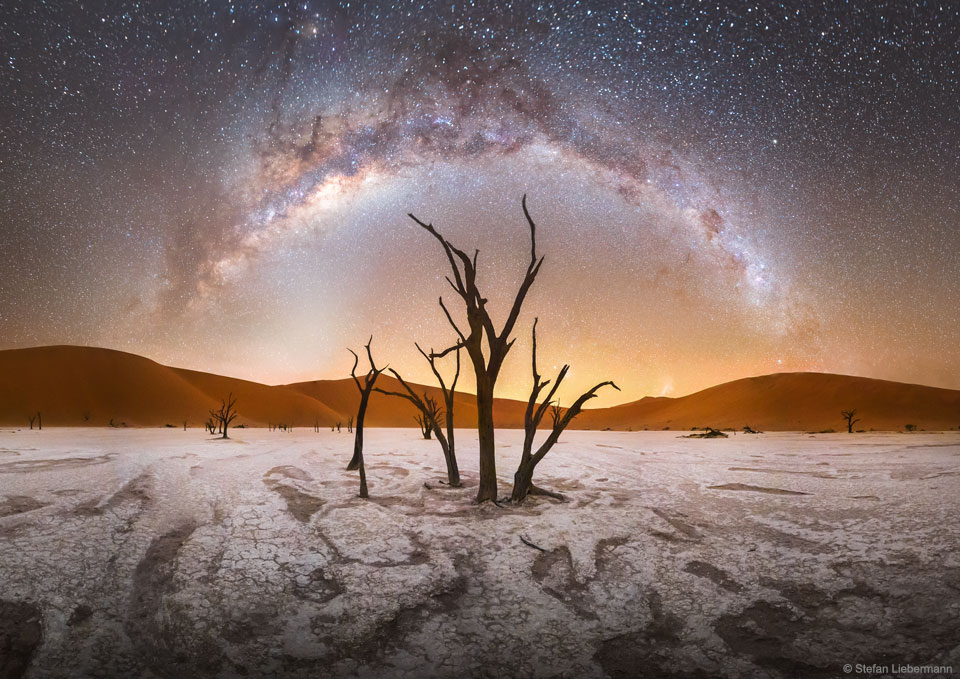 Vía Láctea sobre Deadvlei en Namibia