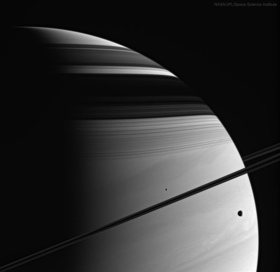 卫星、光环、阴影、云层:土星(卡西尼)