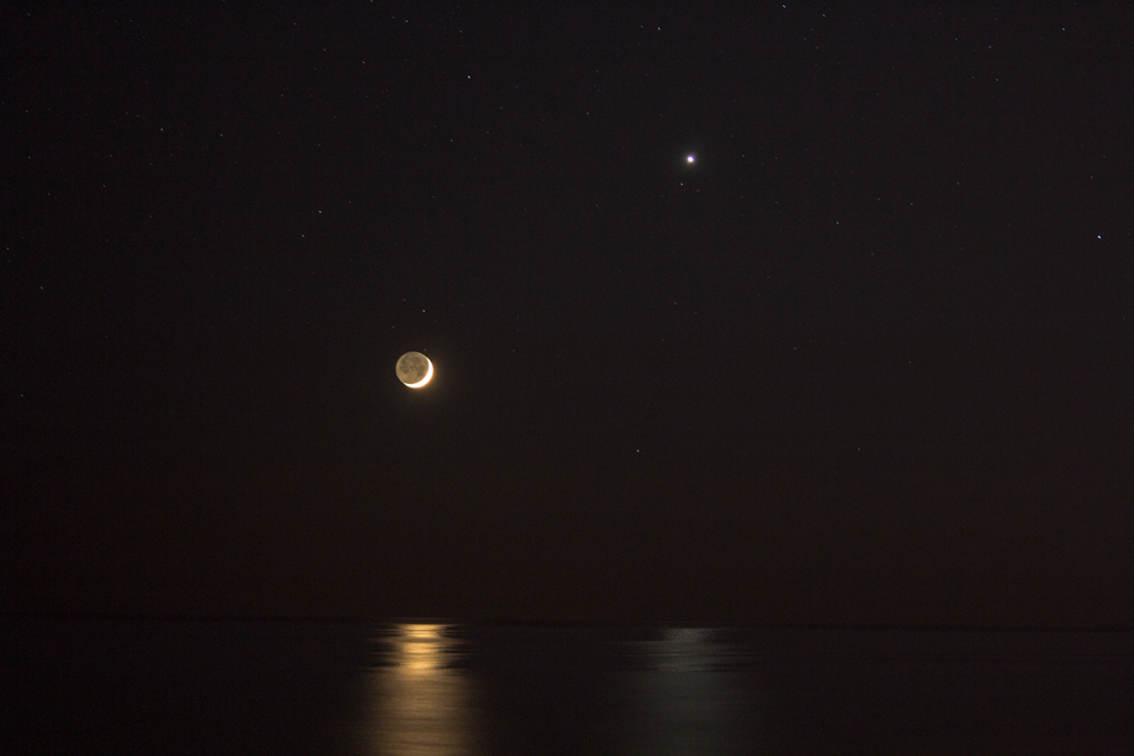 金星和月亮的倒影