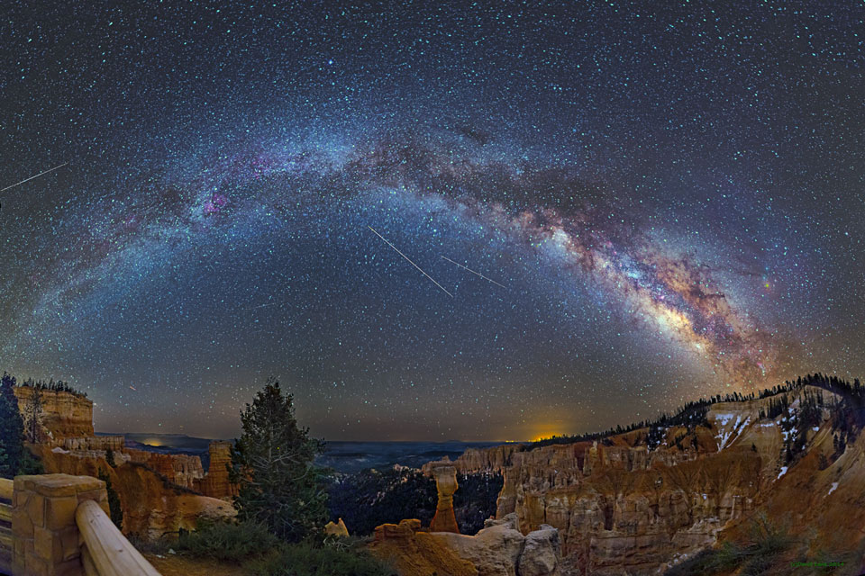 流星、飞机和布莱斯峡谷上空的星系