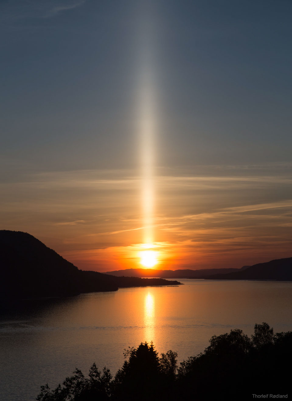 Un pilar del sol sobre Noruega