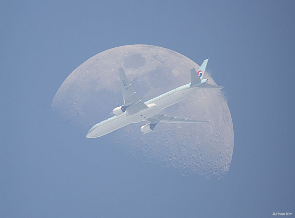 月球前的一架飞机
