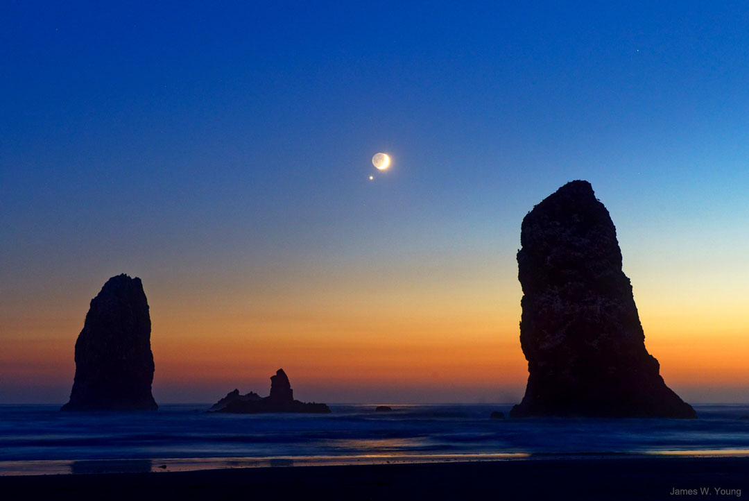 坎农海滩上的月亮和金星