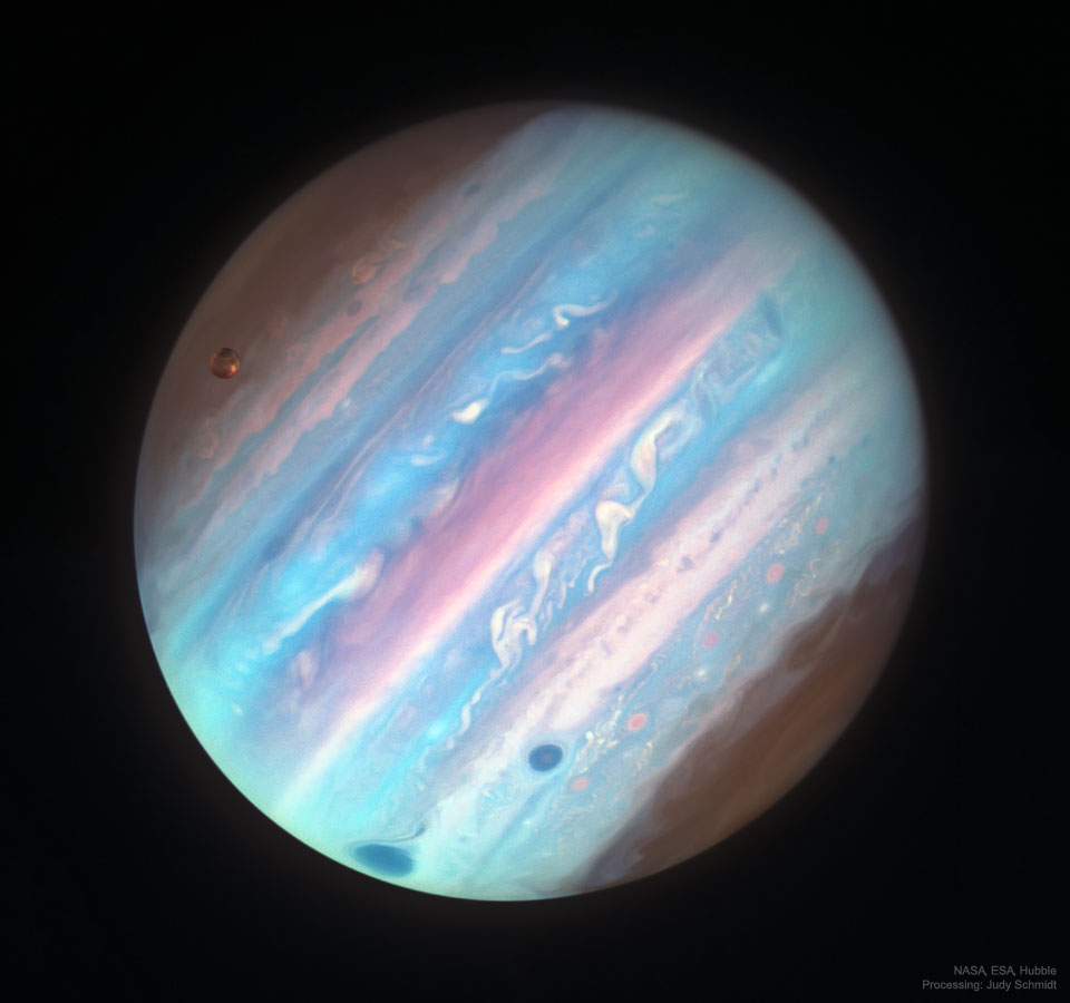 木星在哈勃望远镜的紫外线照射下