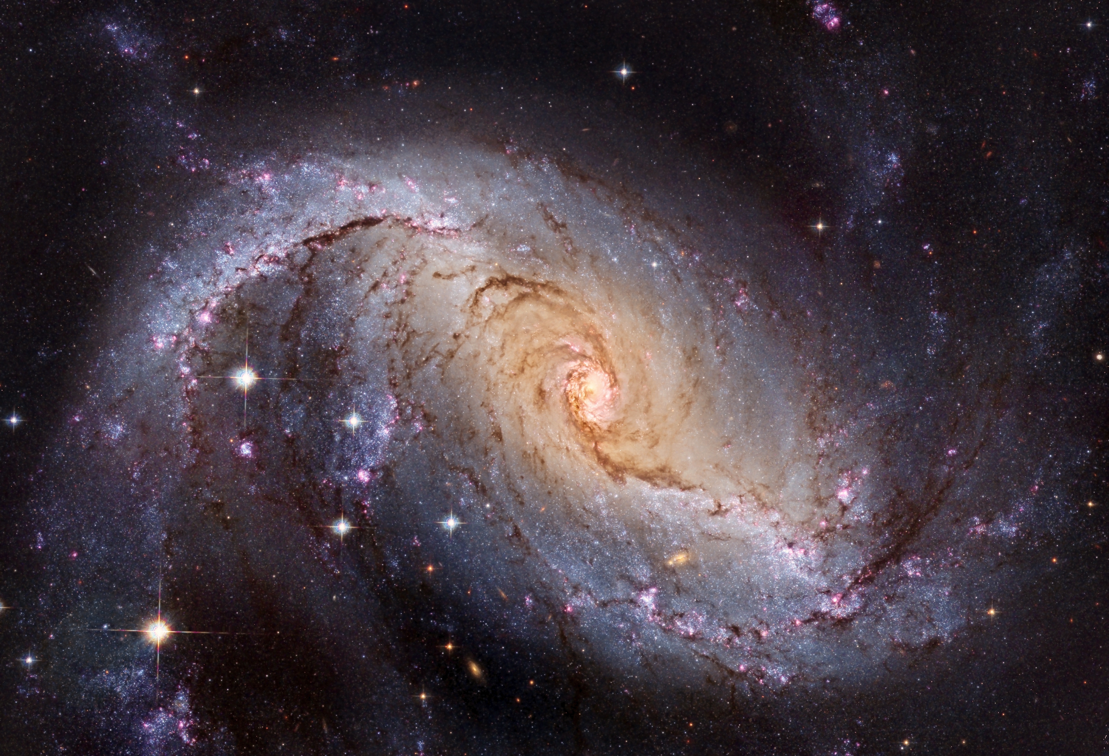 [Image: NGC1672_Hubble_3600.jpg]