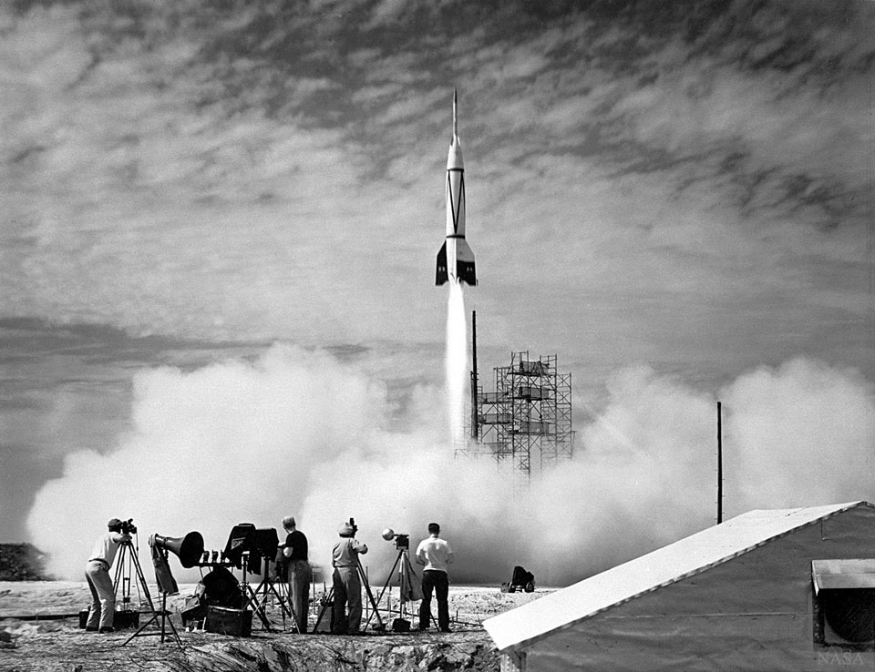第一枚火箭从卡纳维拉尔角发射