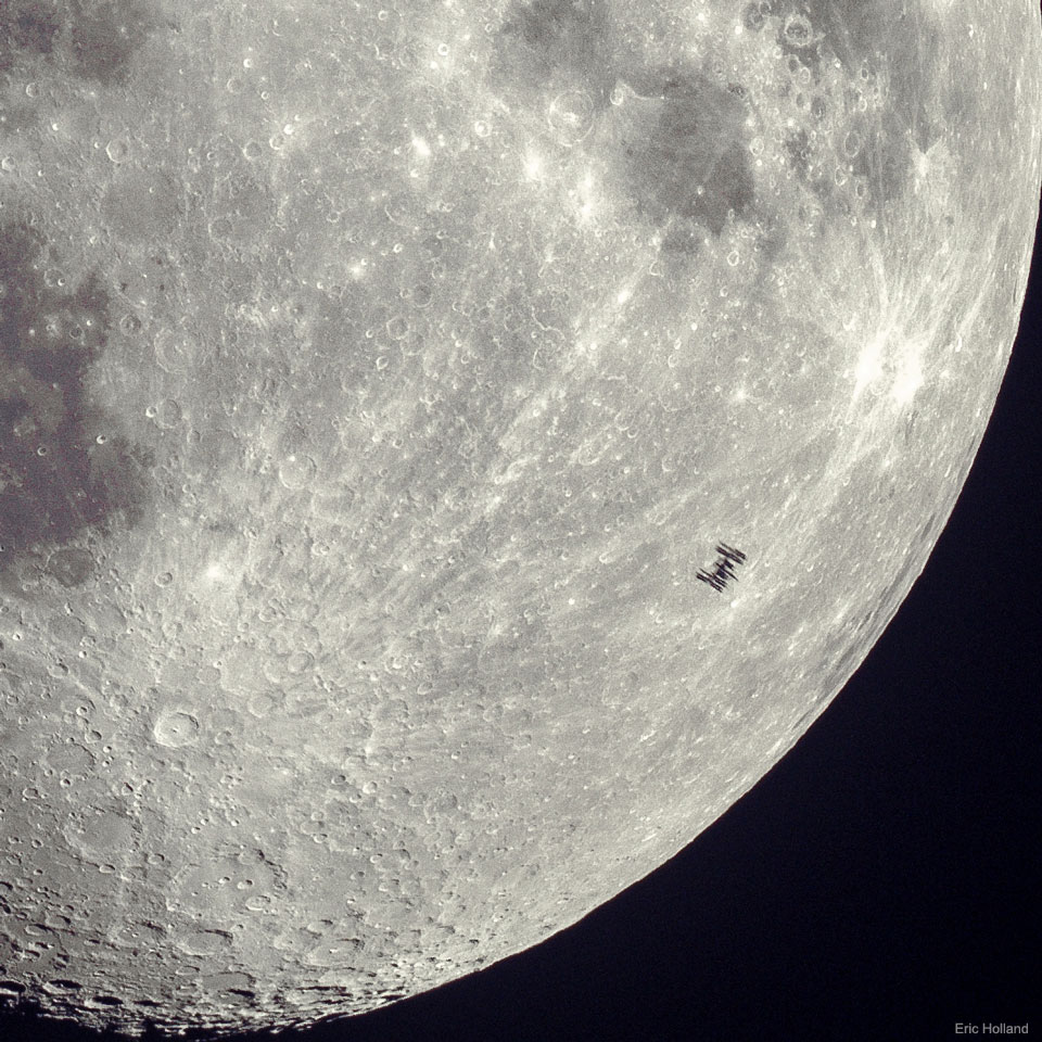 月球上的空间站剪影