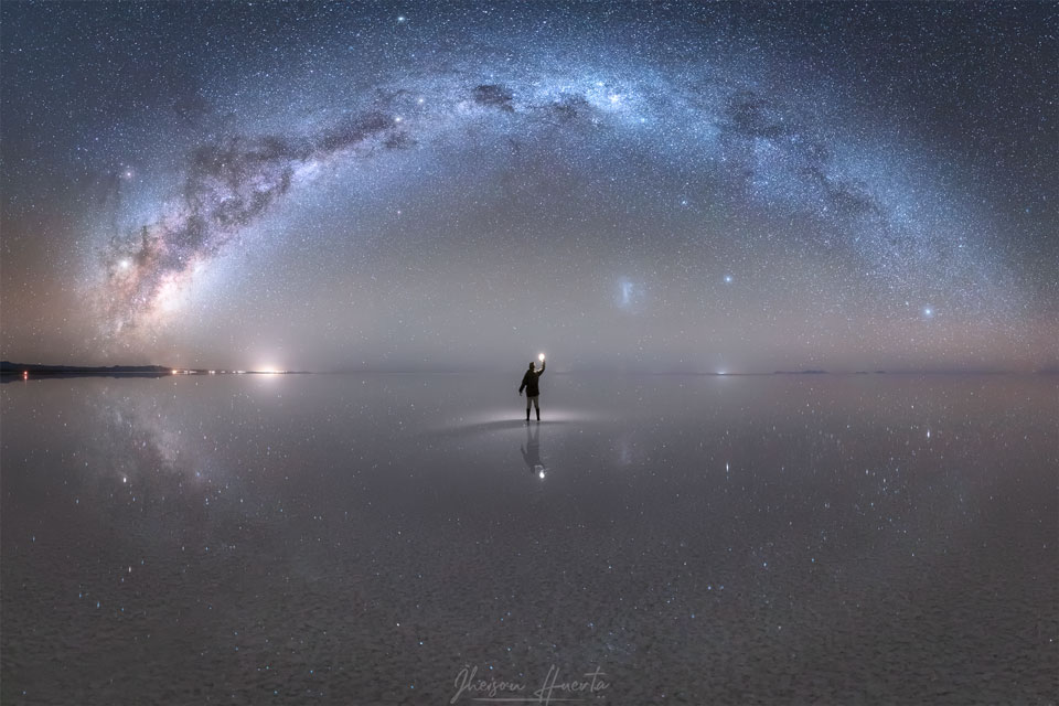世界上最大的镜子反射出的夜空