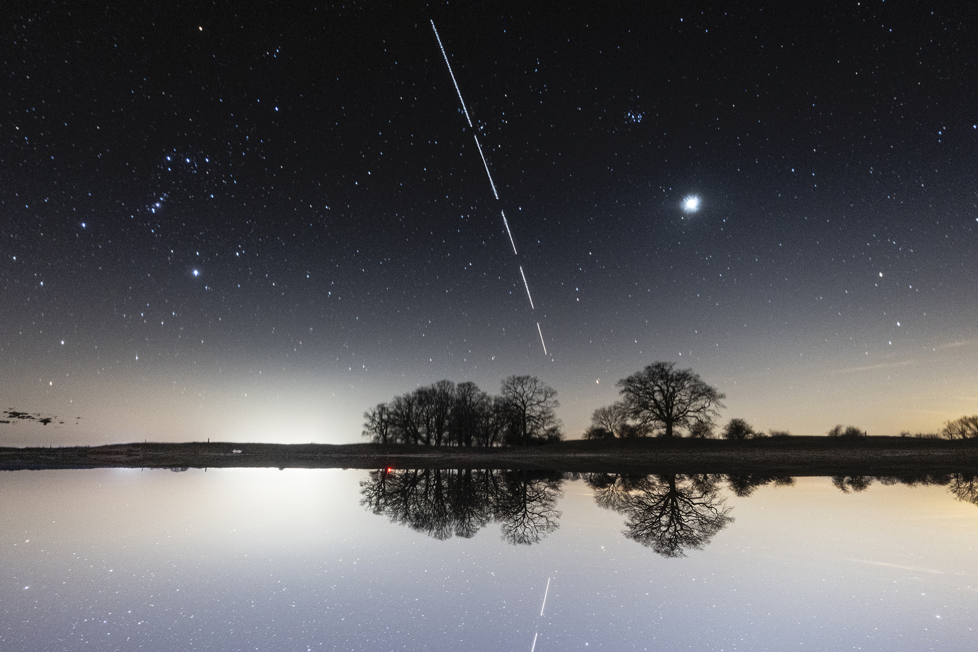 64 - MAJ - 2020. ISS-Lighttrail-Reflection_invert