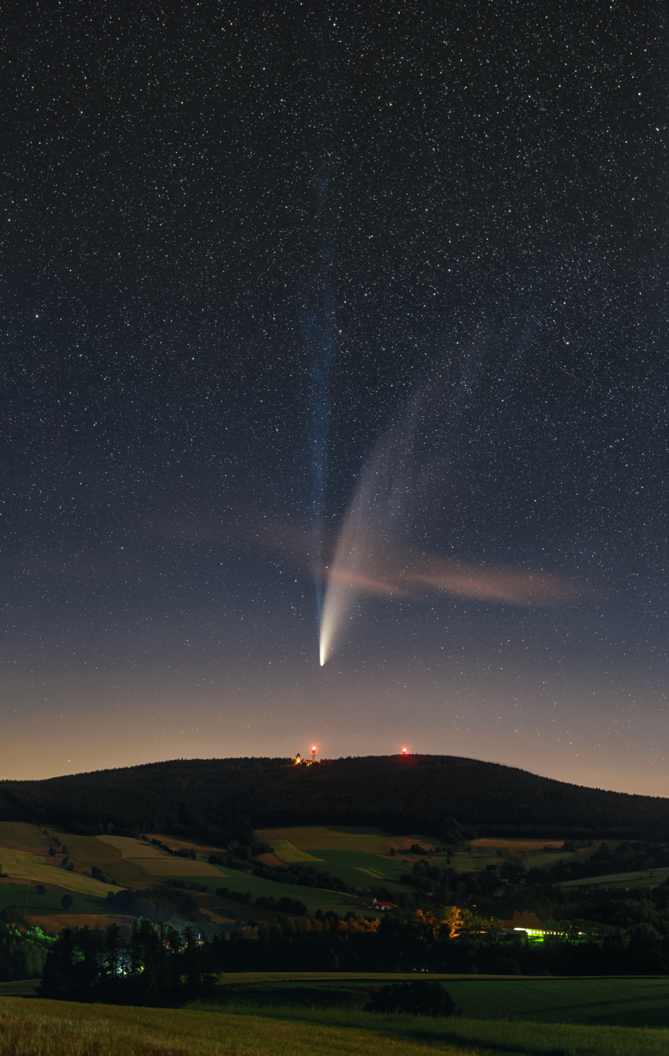 每日星空：NEOWISE彗星的长尾巴