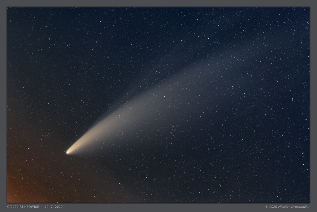 NEOWISE彗星的彗尾