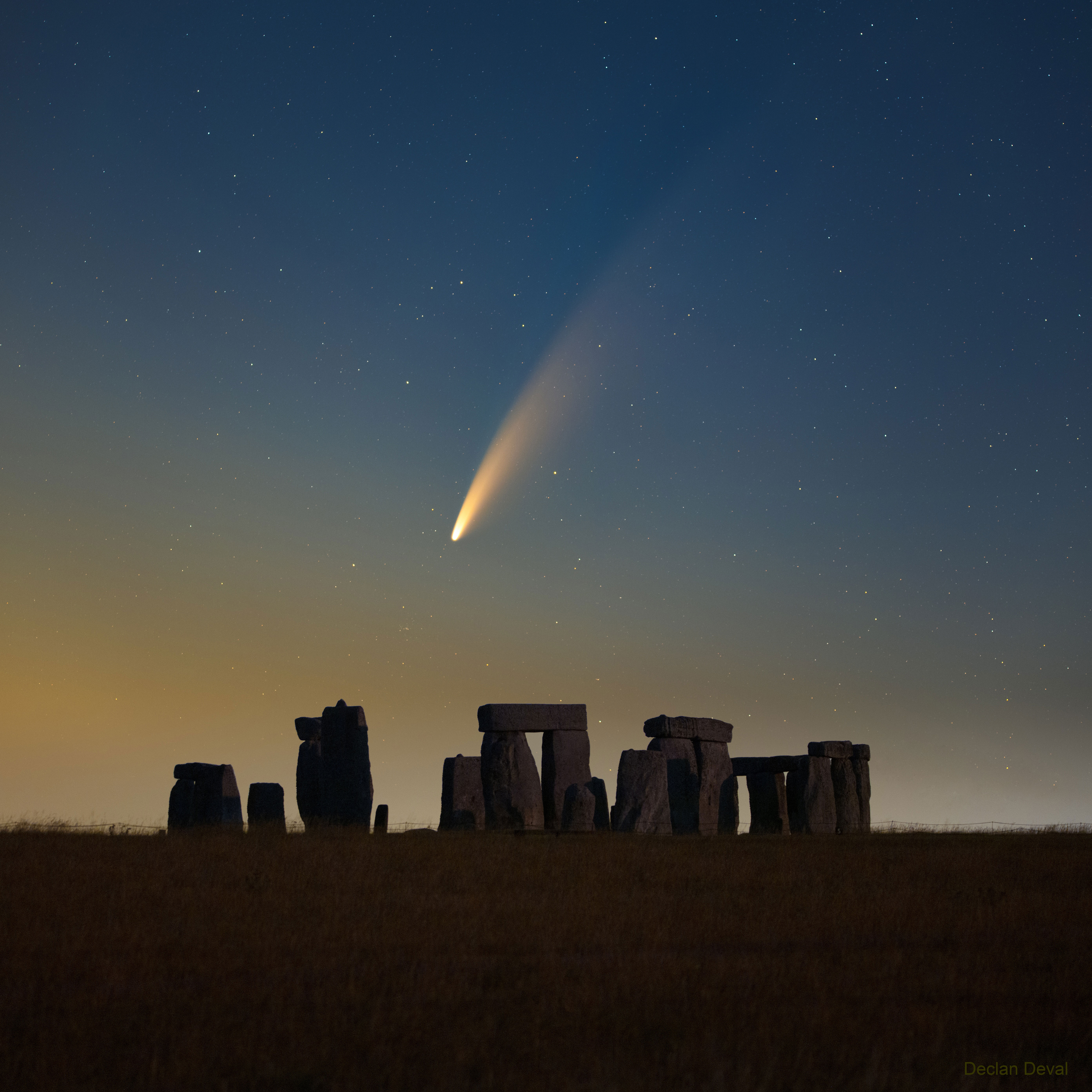 每日星空：彗星从巨石阵上方掠过