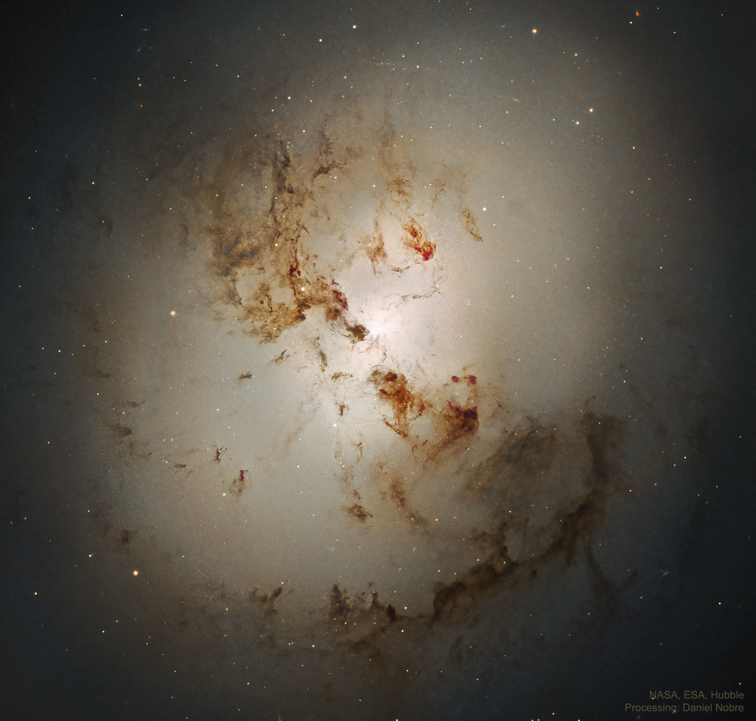 中央NGC 1316:星系碰撞后