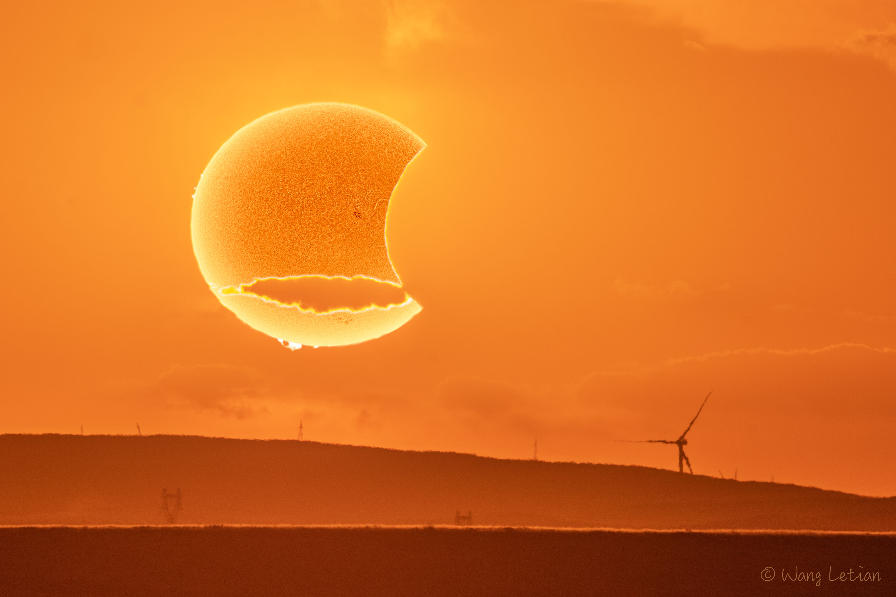 Солнечное затмение 9 апреля 2024. Бумажная Луна. Солнце в телескоп. Солнечное затмение фото из космоса. Затмение на рассвете.