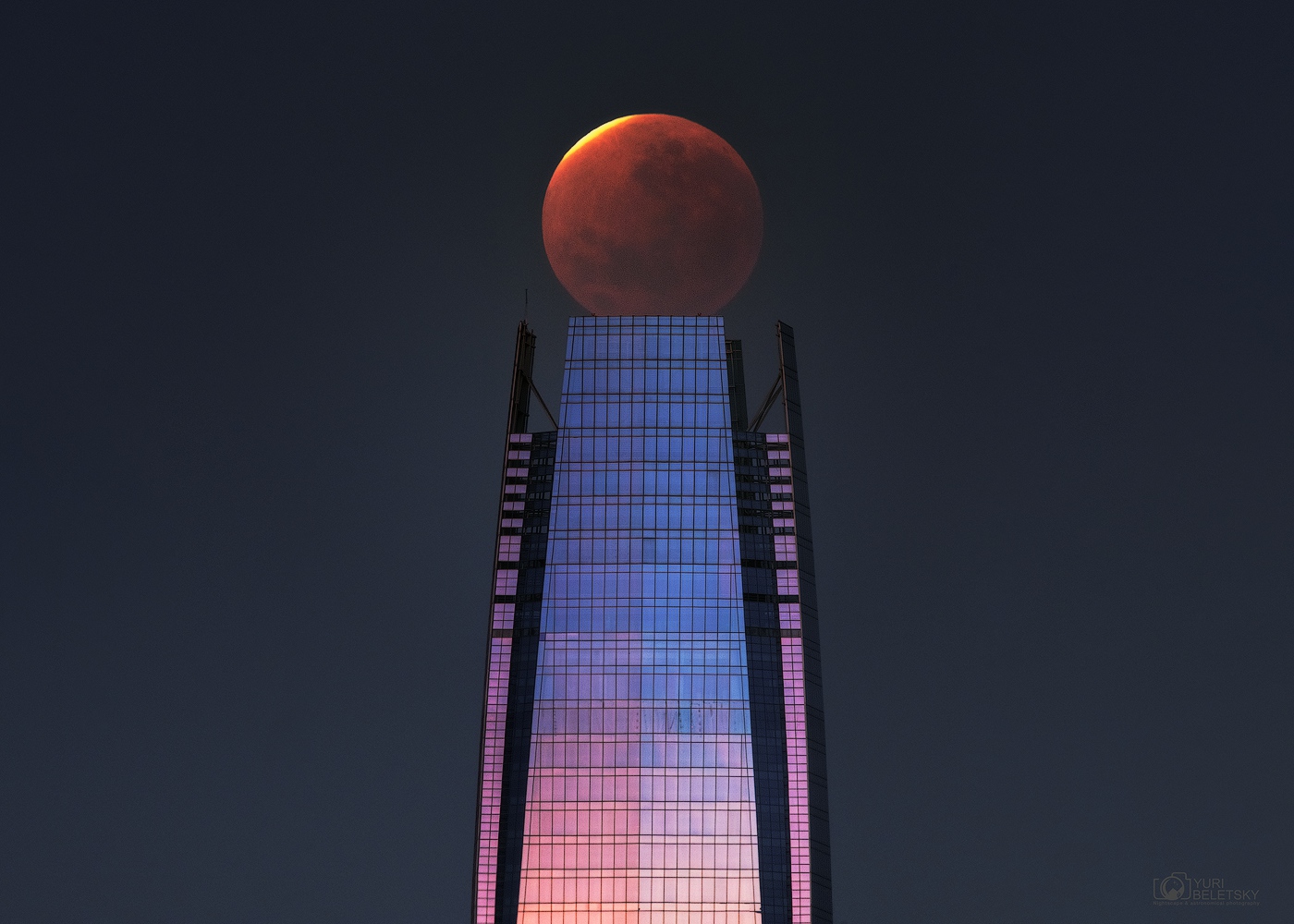 摩天大楼上的月食