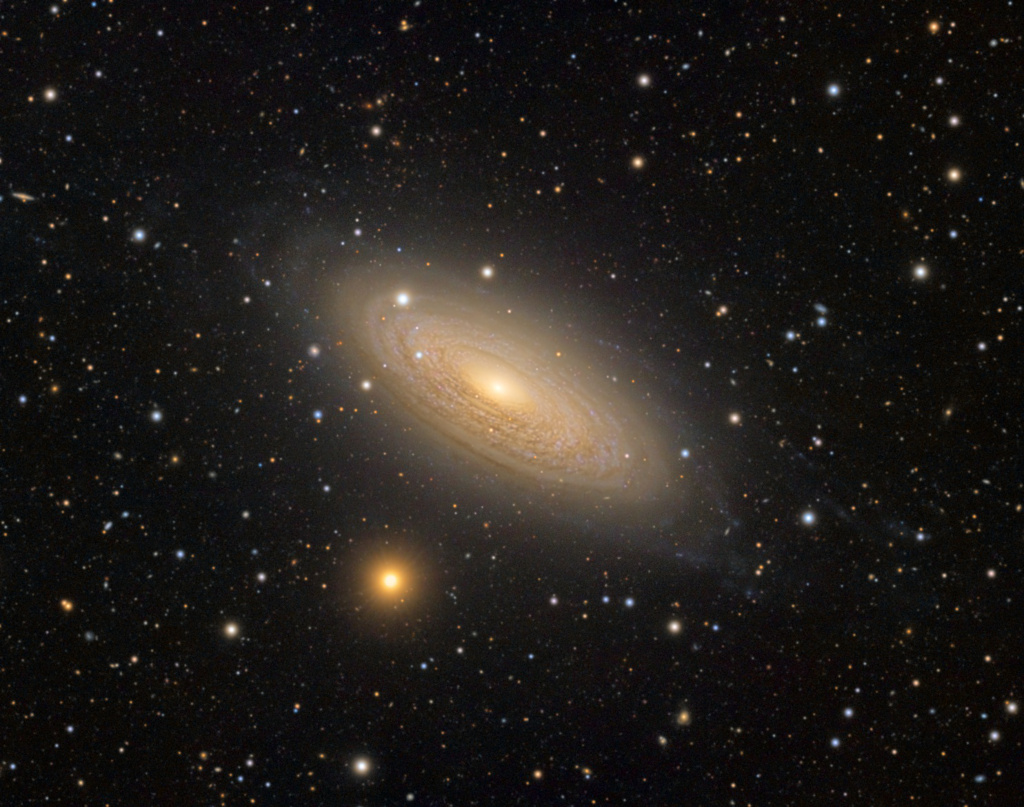 漩涡星系 NGC 2841