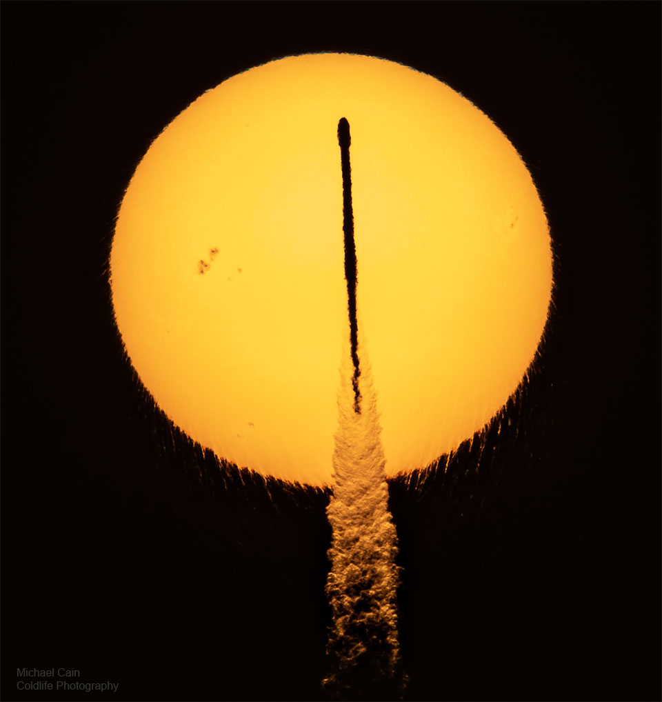 El cohete transita por el Sol ondulante