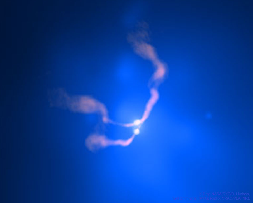 La imagen destacada muestra dos fuentes brillantes cerca del centro de una galaxia cercana.  El objeto se llama 3C 75. Se cree que las dos fuentes brillantes son dos agujeros negros que se juntan lentamente en espiral.  El escape hace que el contorno del Sol parezca ondular.  Consulte la explicación para obtener información más detallada.