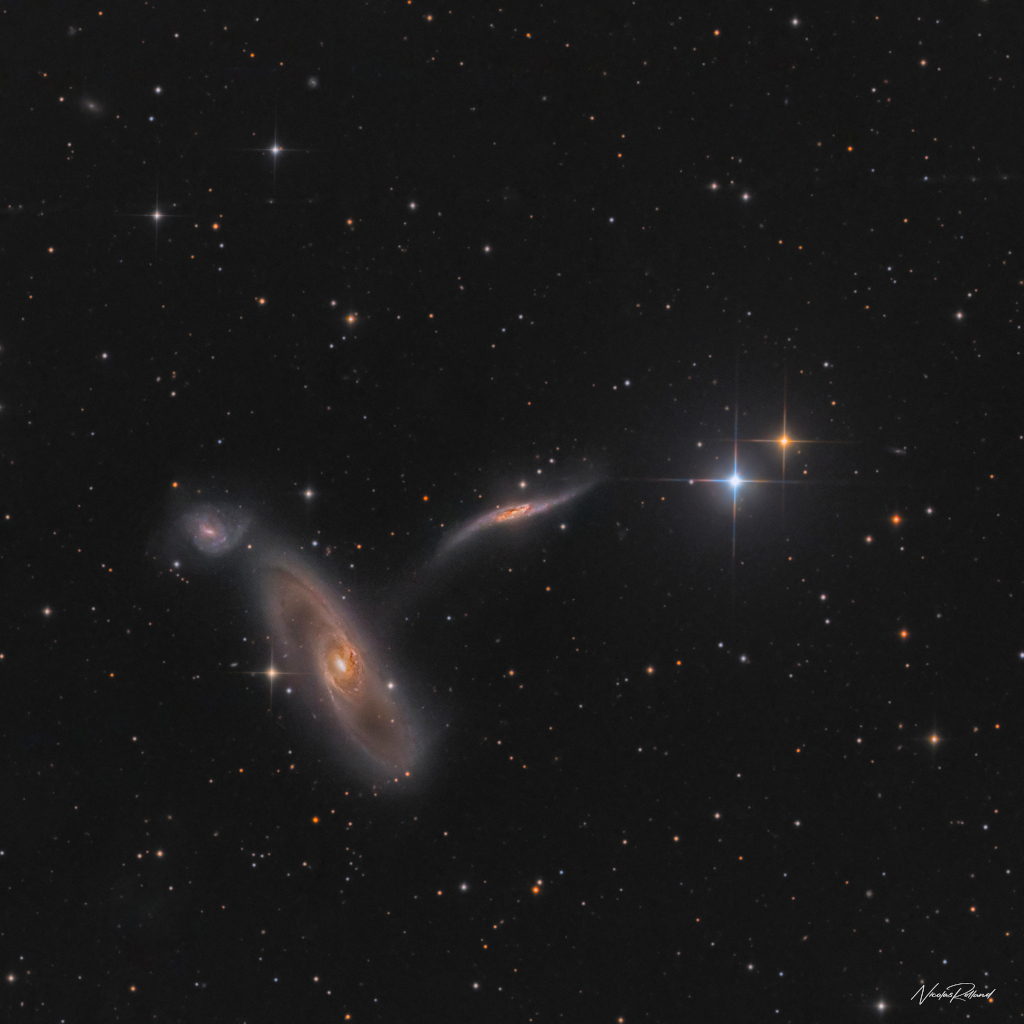 Arp 286：室女三重星系