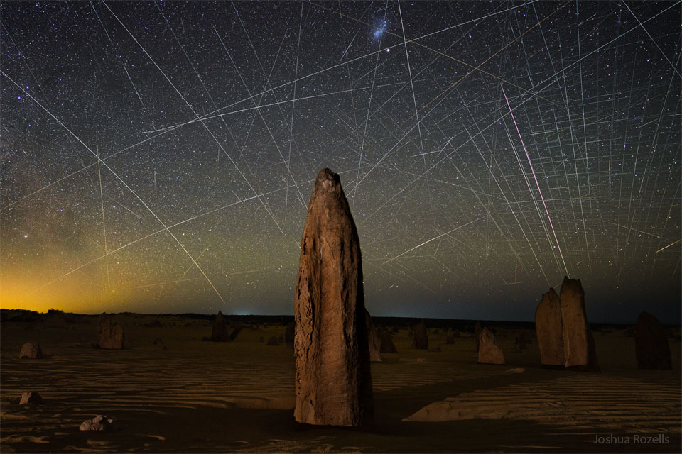 La imagen destacada muestra las agujas de roca conocidas como pináculos que se encuentran en Australia.  Detrás de las torres hay un cielo lleno de rastros de satélites, incluidos muchos de la constelación Starlink de satélites de órbita terrestre baja.  Consulte la explicación para obtener información más detallada.