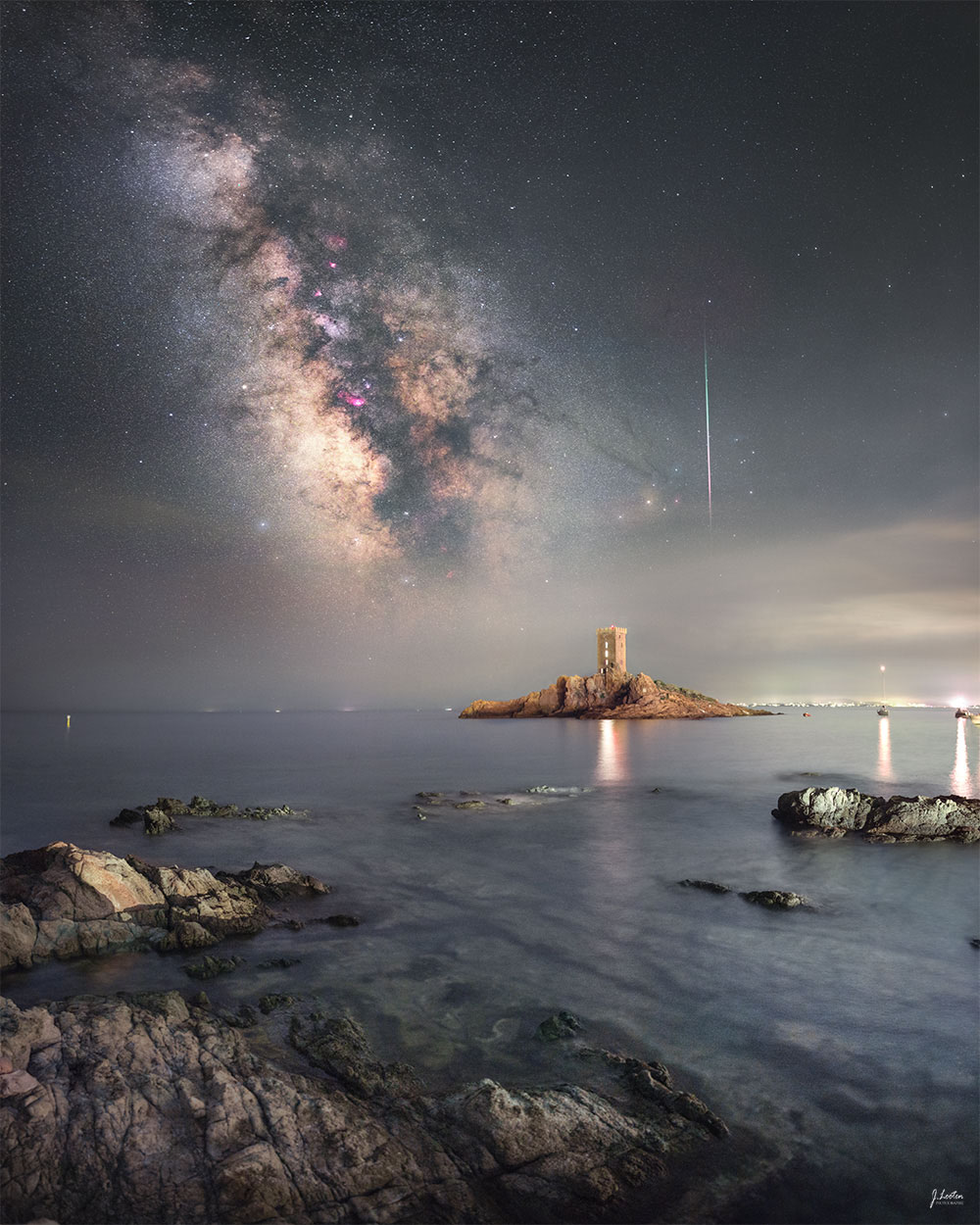 地中海上空的流星和银河