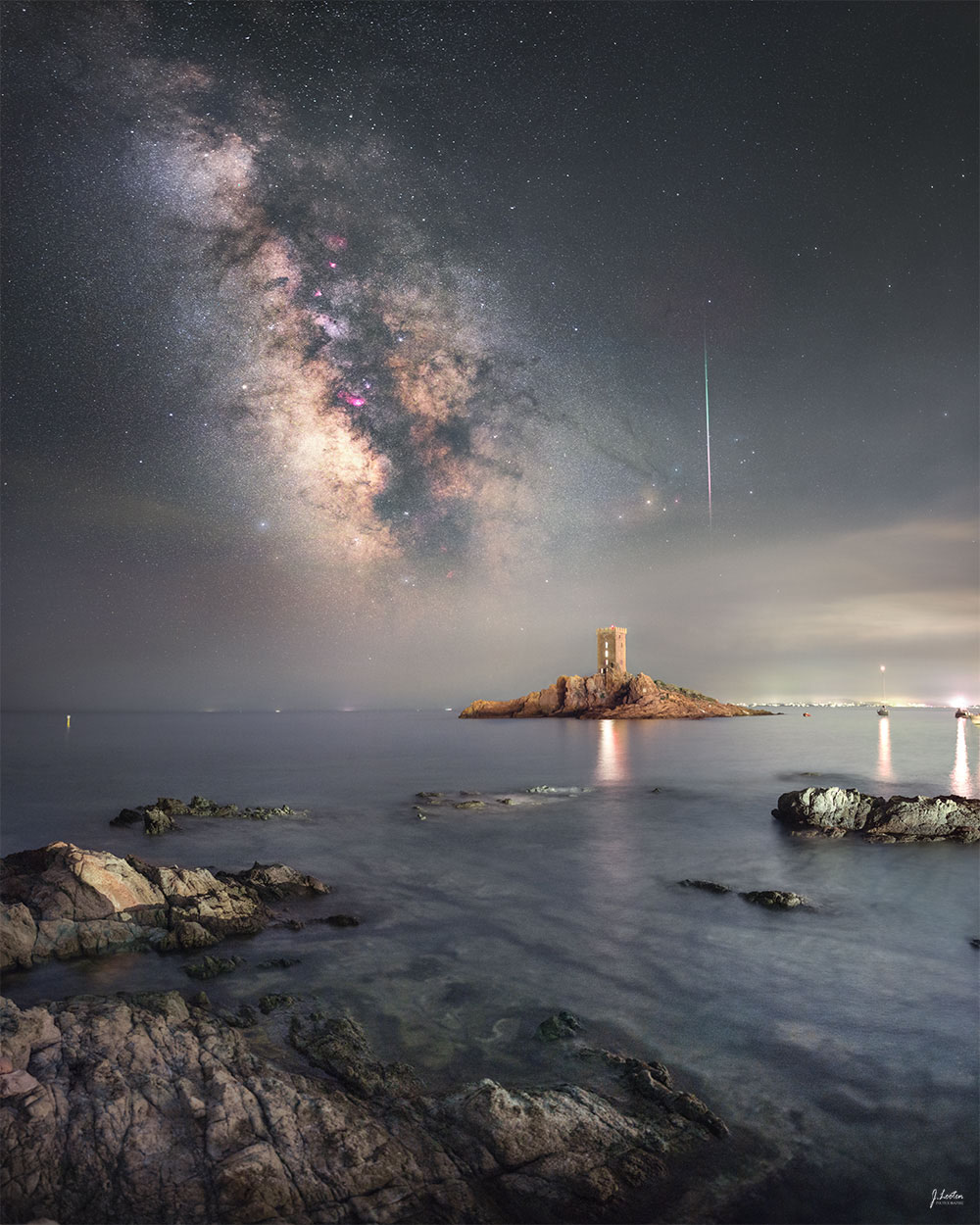 La imagen destacada muestra un paisaje nocturno de playa con un meteoro brillante, la banda de nuestra Vía Láctea y una pequeña isla en el Mar Mediterráneo de Francia.  Consulte la explicación para obtener información más detallada.